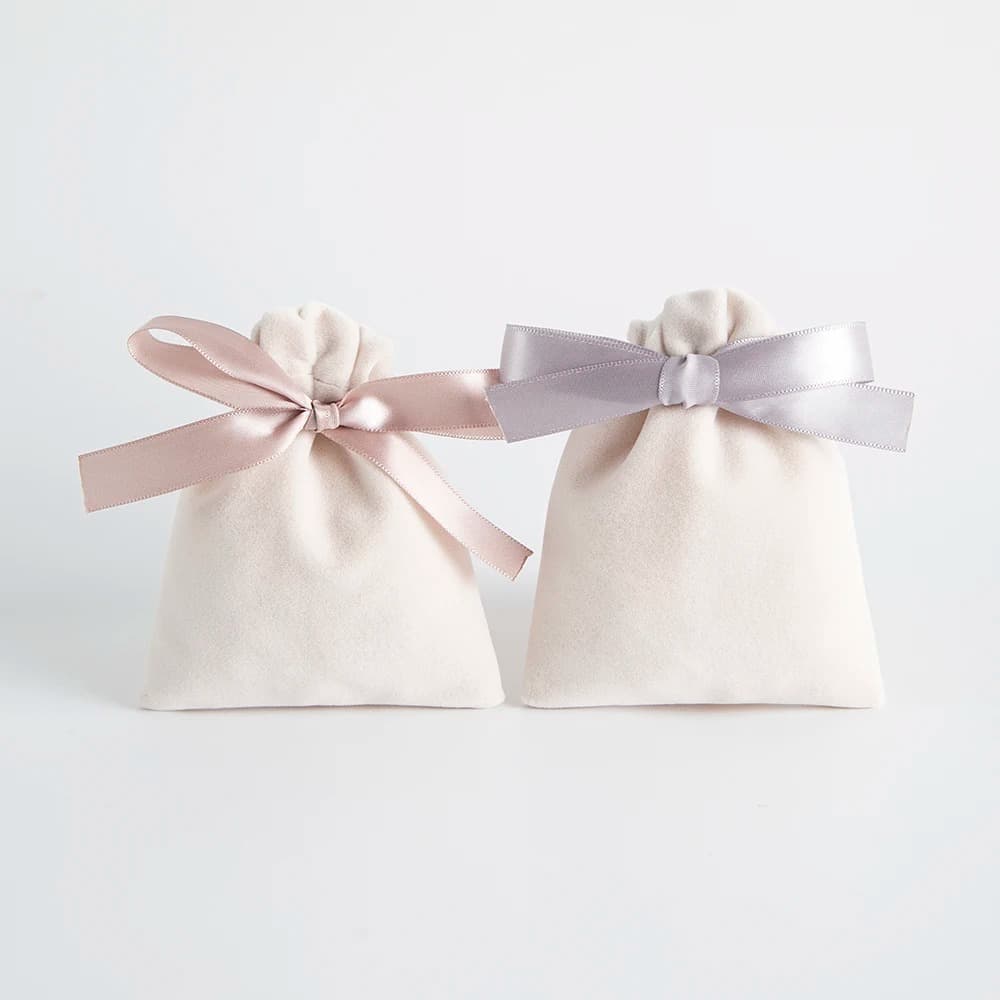 Mały welurowy woreczek z kokardką