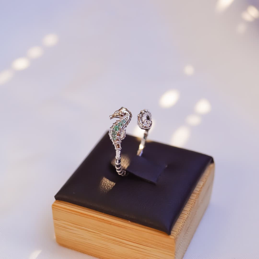 Pierścionek Konik Morski Wakacyjna biżuteria srebro 925 białe złoto