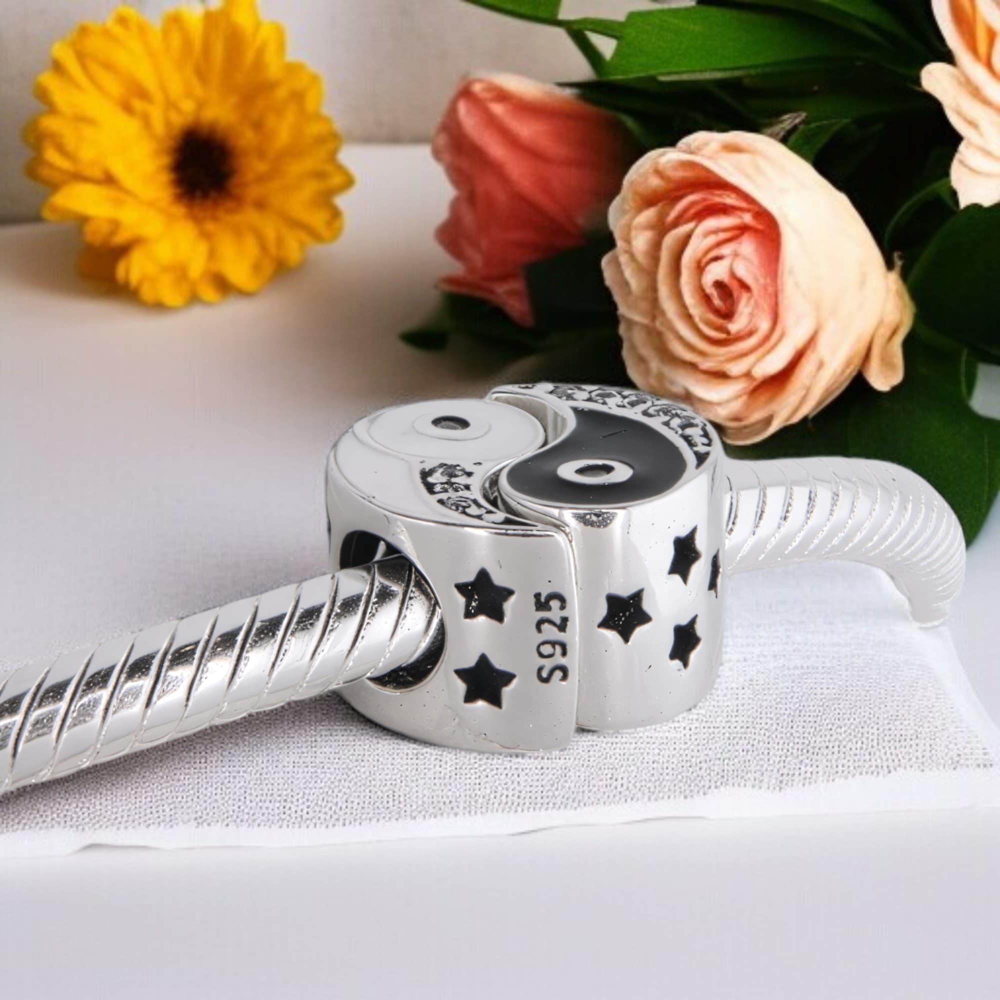 Srebrny charms Yin Yang Taiji-Bagua - 2 rozłączne zawieszki pokryte białym złotem