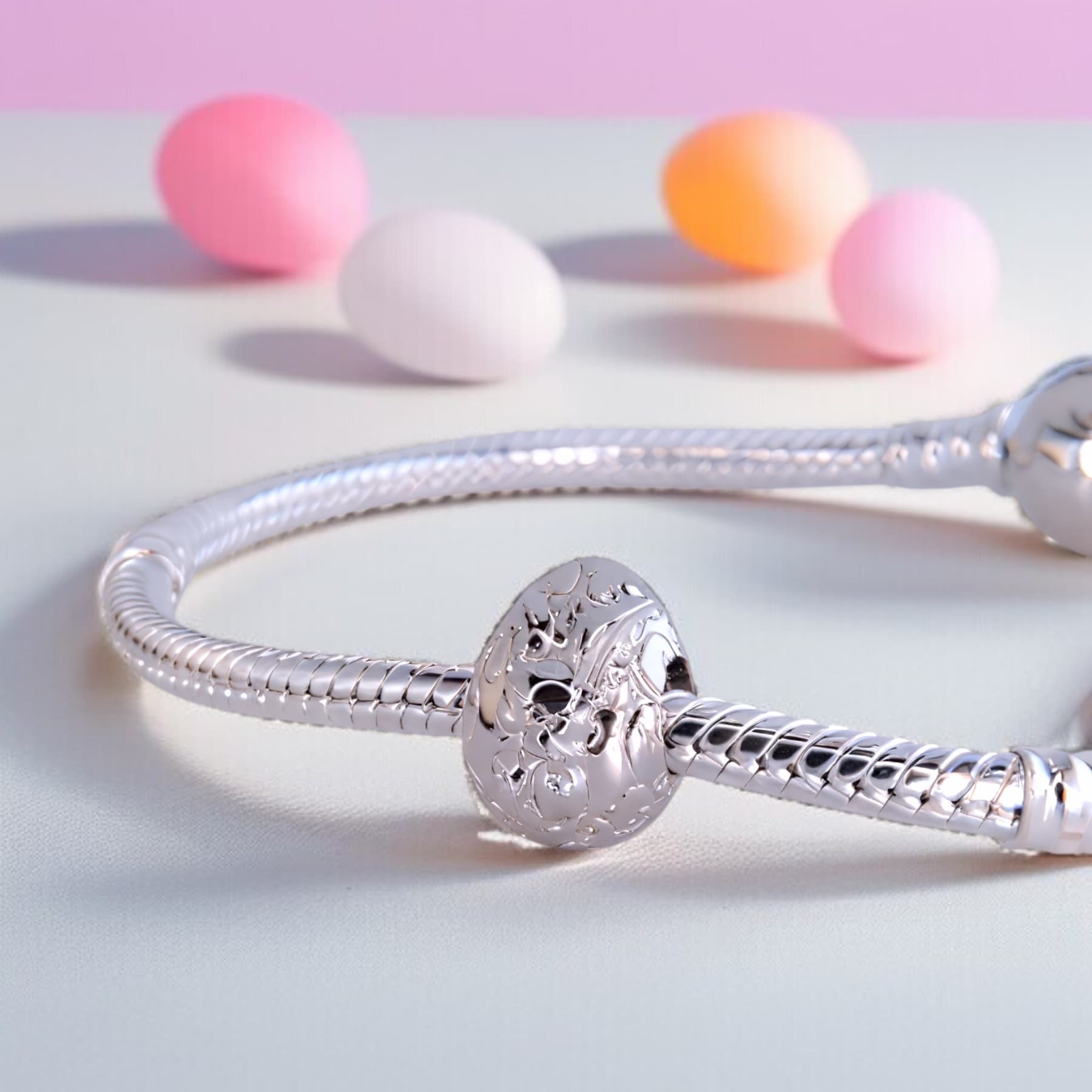 Ekskluzywny Charms Srebrna Pisanka z Królikiem pokryta białym złotem