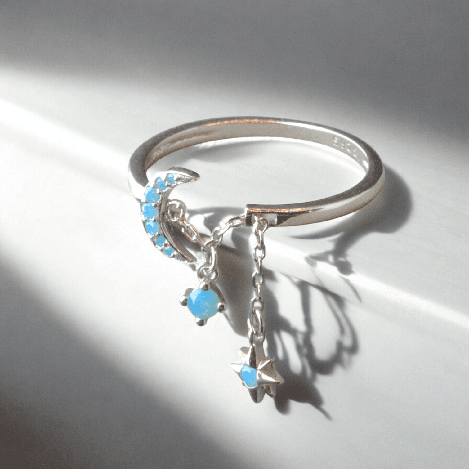 Pierścionek GWIAZDY Z KSIĘŻYCEM OPAL srebro 925 białe złoto