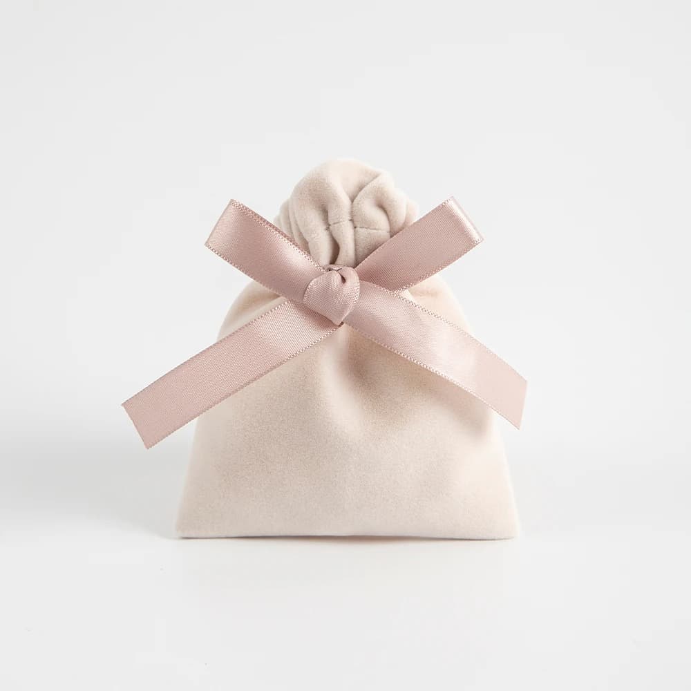 Mały welurowy woreczek z kokardką