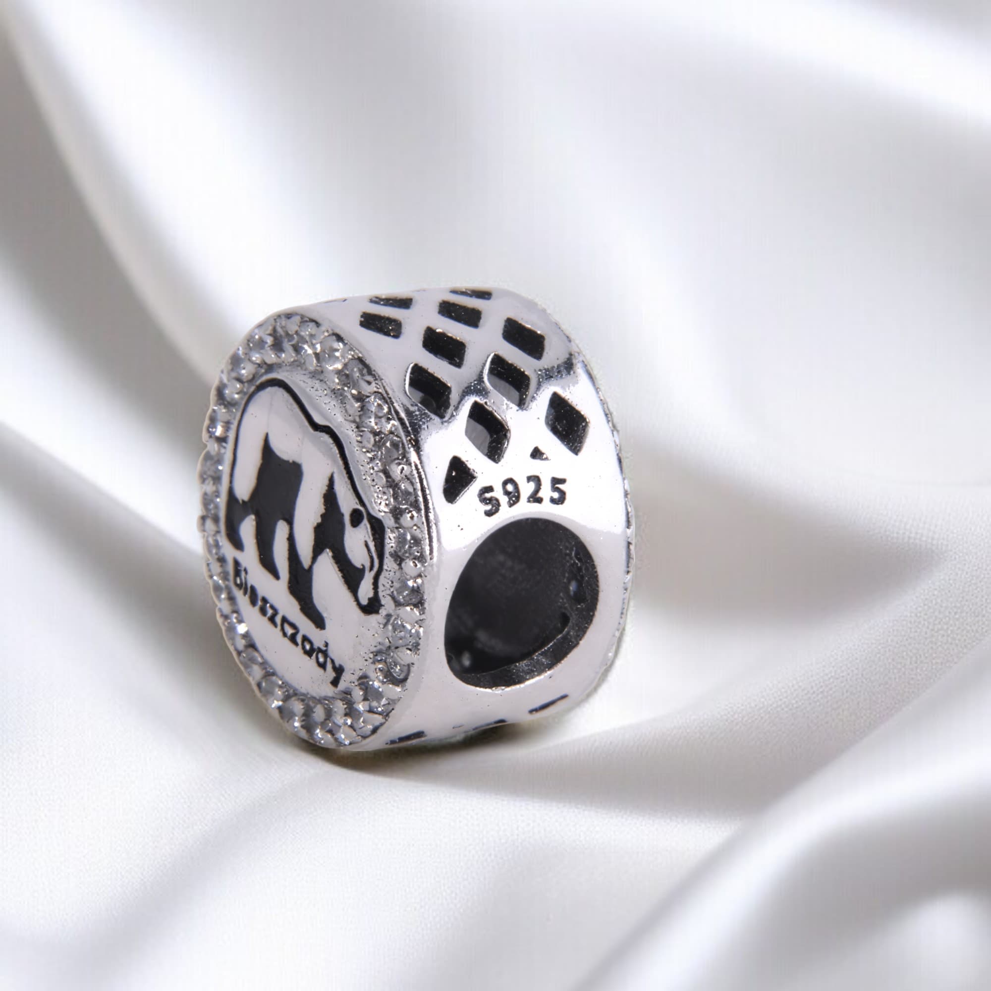 Charms Bieszczady Srebro 925 – Symbol Dzikiej Przyrody i Wolności niedźwiedź