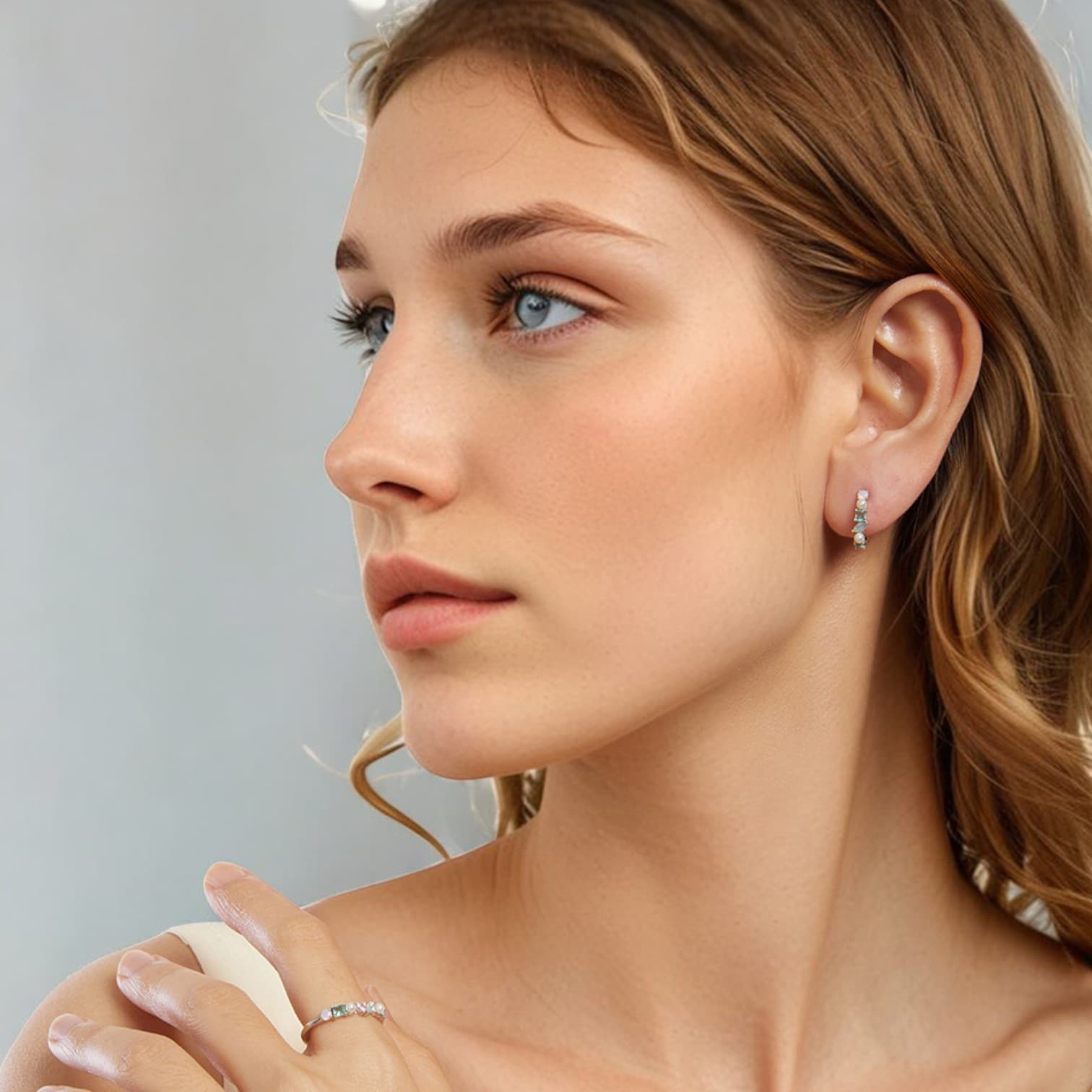 Pierścionek z kolorowymi kamieniami perłą opalem białe złoto srebro