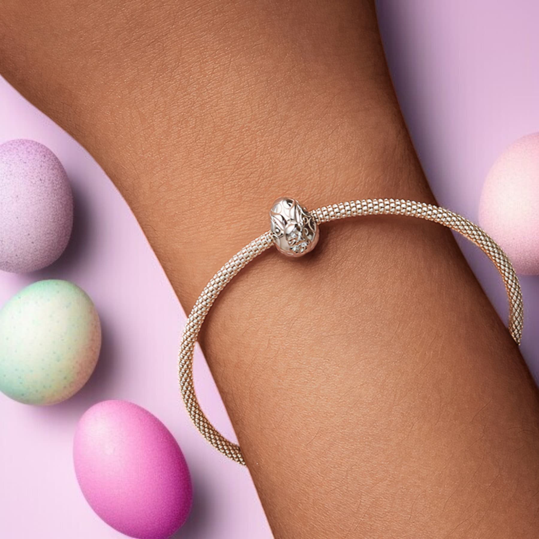 Ekskluzywny Charms Srebrna Pisanka z Królikiem pokryta białym złotem