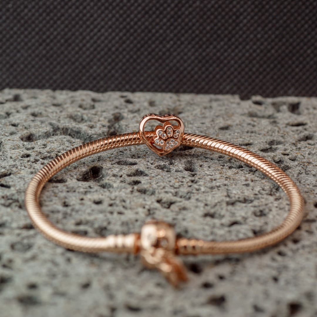Charms zawieszka Łapka Pupila różowe złoto rose gold