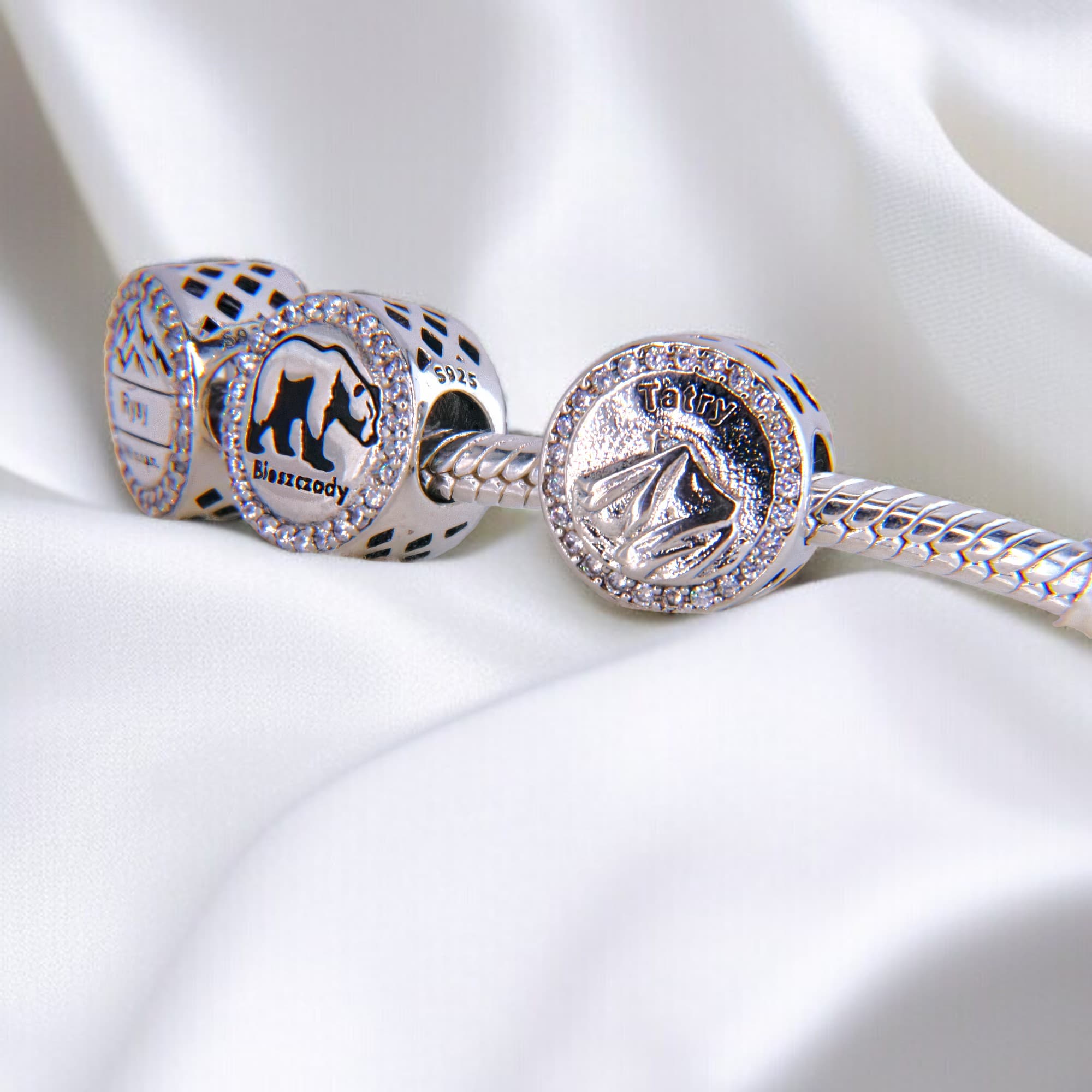 Charms Bieszczady Srebro 925 – Symbol Dzikiej Przyrody i Wolności niedźwiedź