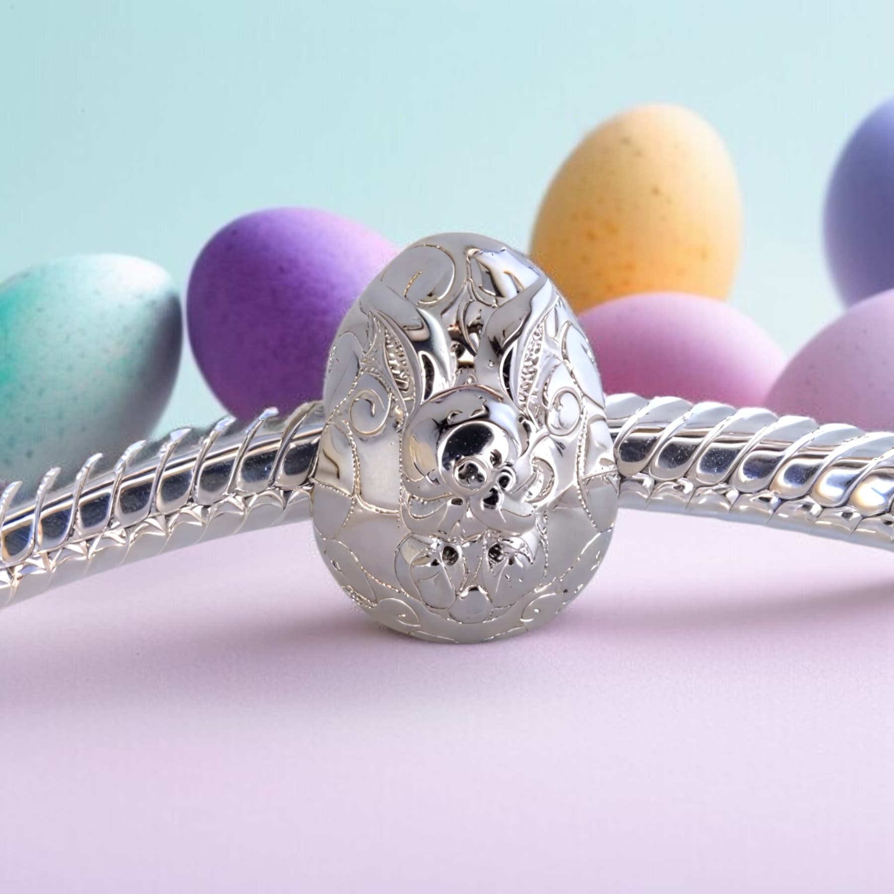 Ekskluzywny Charms Srebrna Pisanka z Królikiem pokryta białym złotem