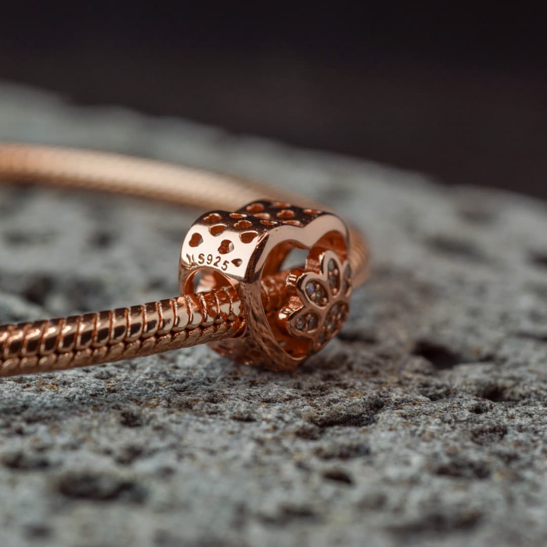 Charms zawieszka Łapka Pupila różowe złoto rose gold