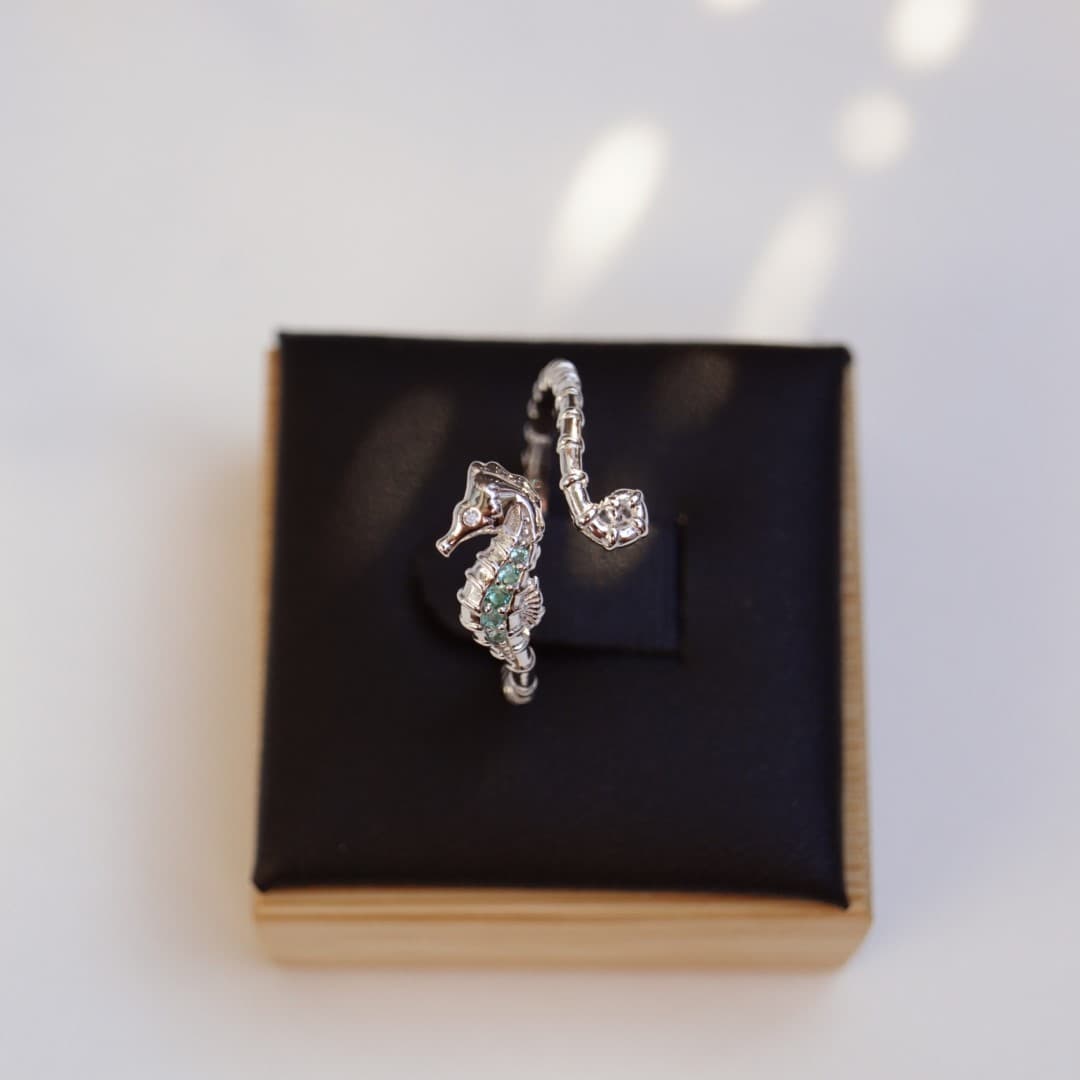 Pierścionek Konik Morski Wakacyjna biżuteria srebro 925 białe złoto