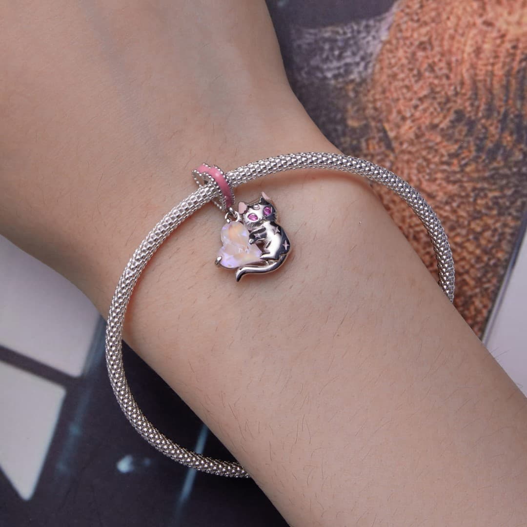 Charms Kotek wiszący na sercu srebro 925