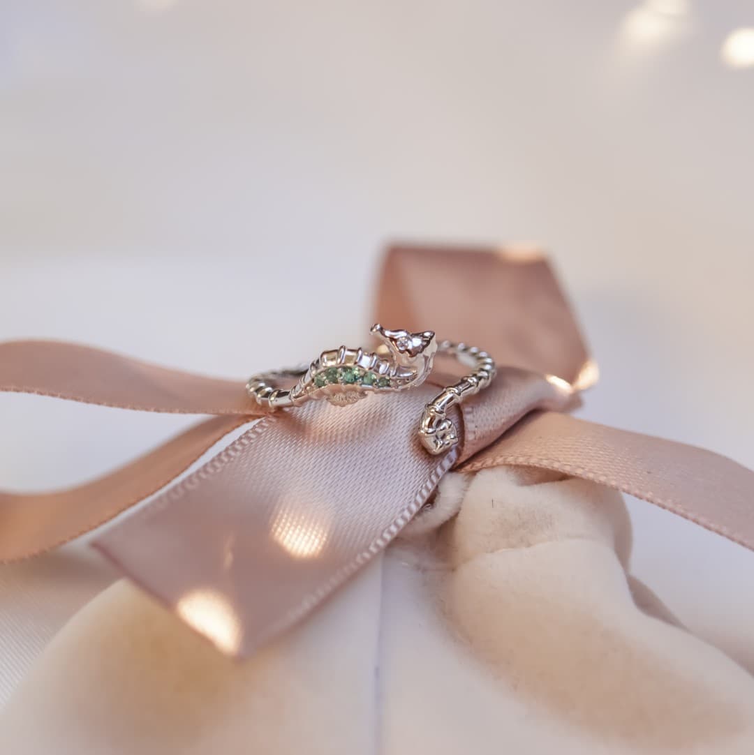 Pierścionek Konik Morski Wakacyjna biżuteria srebro 925 białe złoto