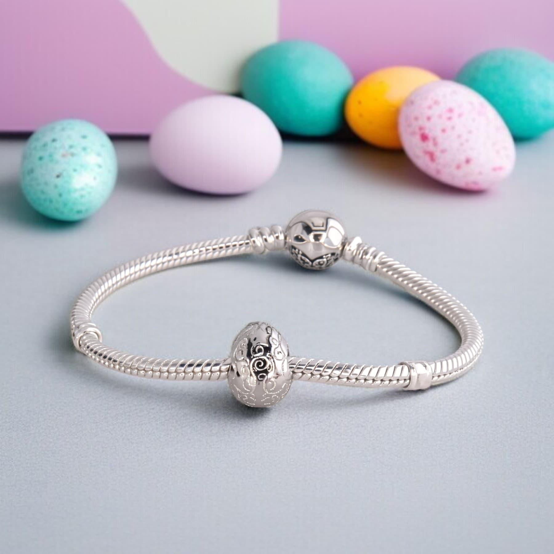 Ekskluzywny Charms Srebrna Pisanka z Królikiem pokryta białym złotem