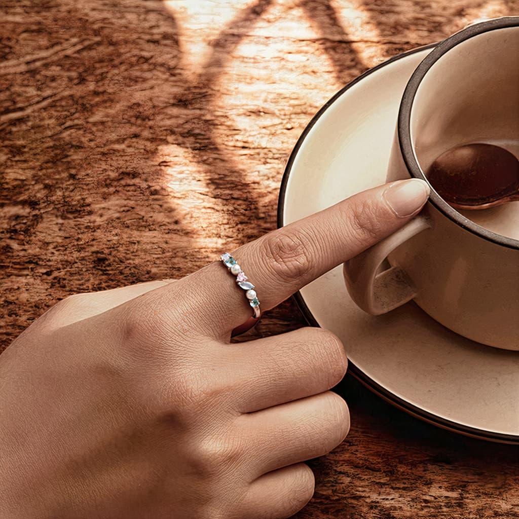 Pierścionek z kolorowymi kamieniami perłą opalem białe złoto srebro