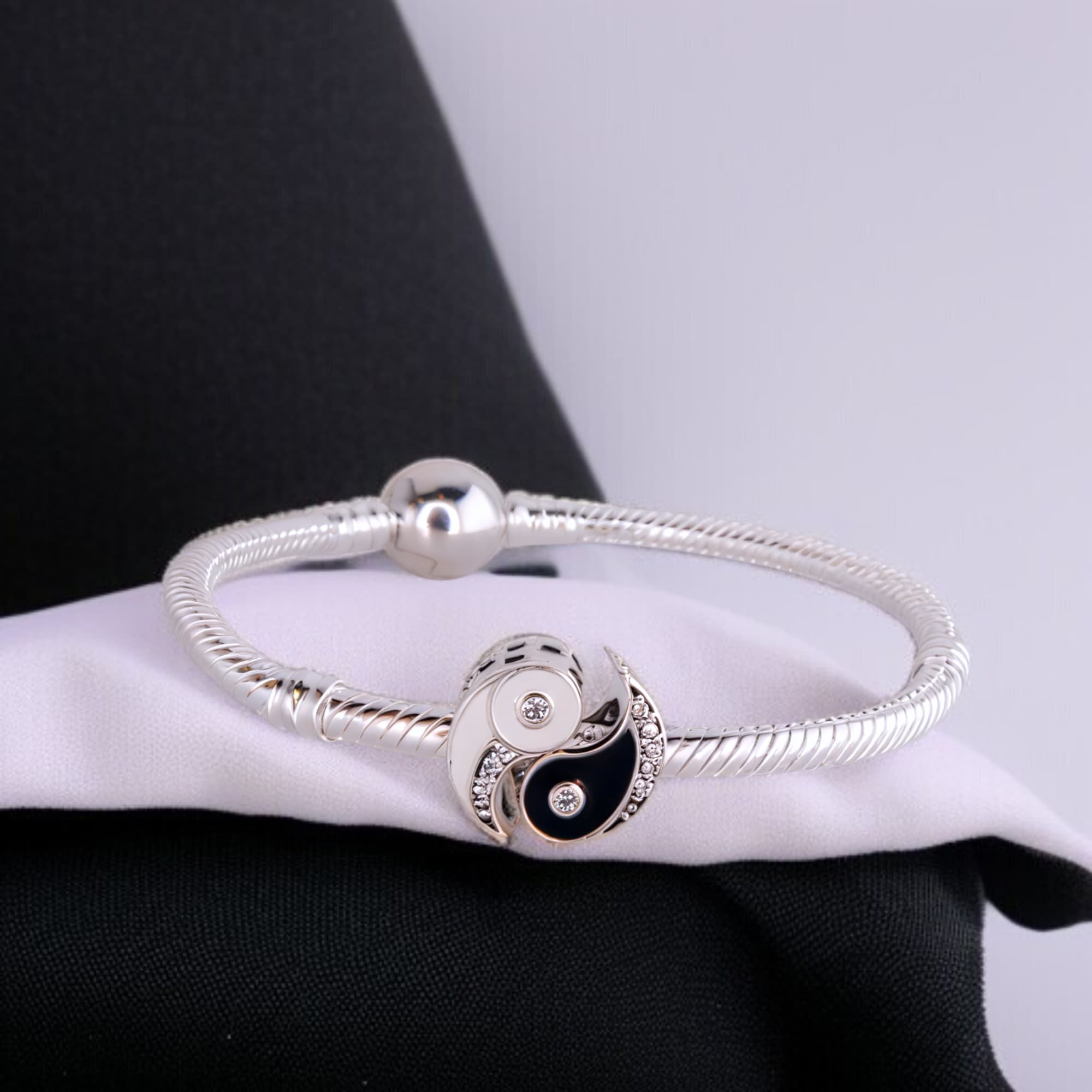 Srebrny charms Yin Yang Taiji-Bagua - 2 rozłączne zawieszki pokryte białym złotem