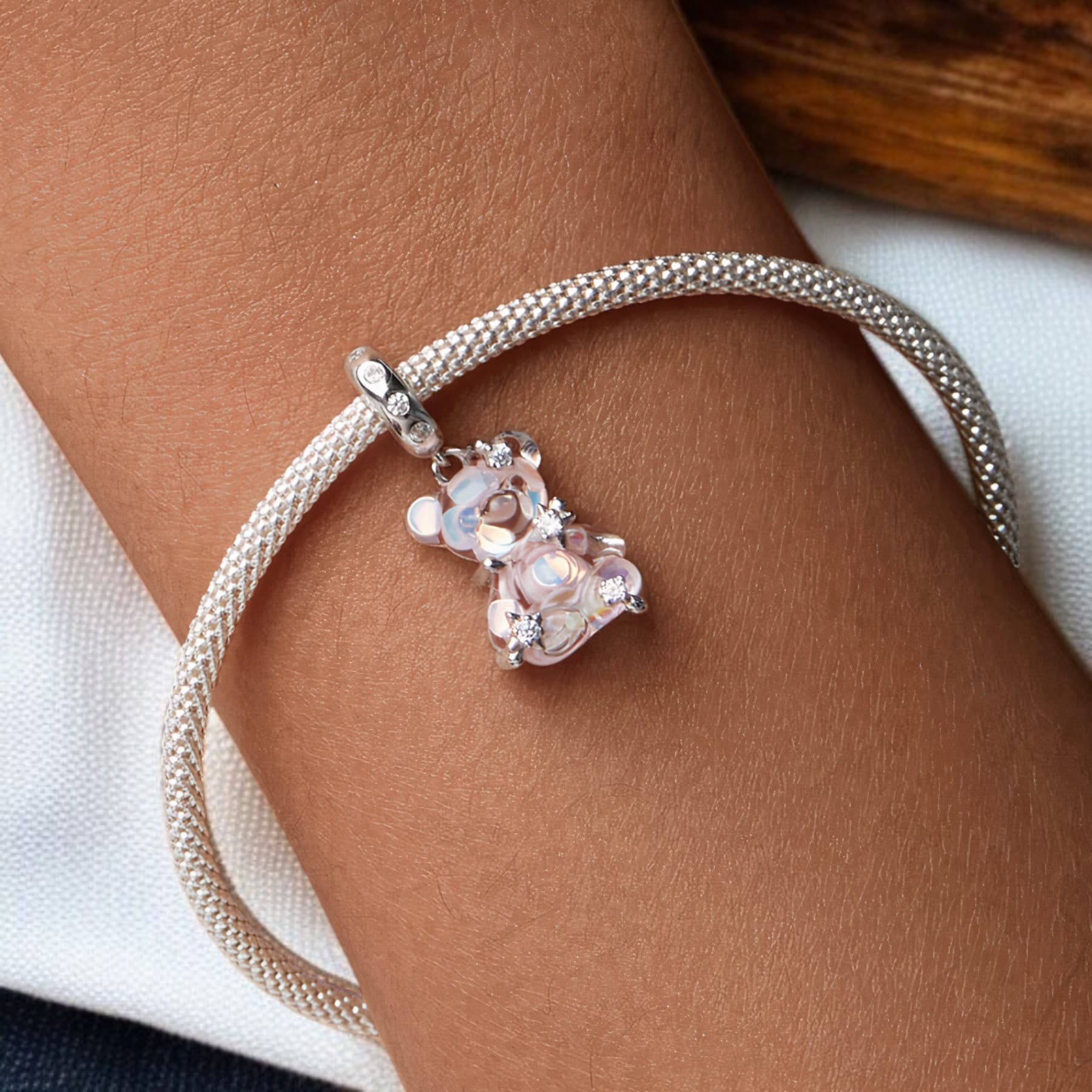 Charms Opalizujący Żelkowy Miś zawieszka srebro 925 białe złoto pastelowy