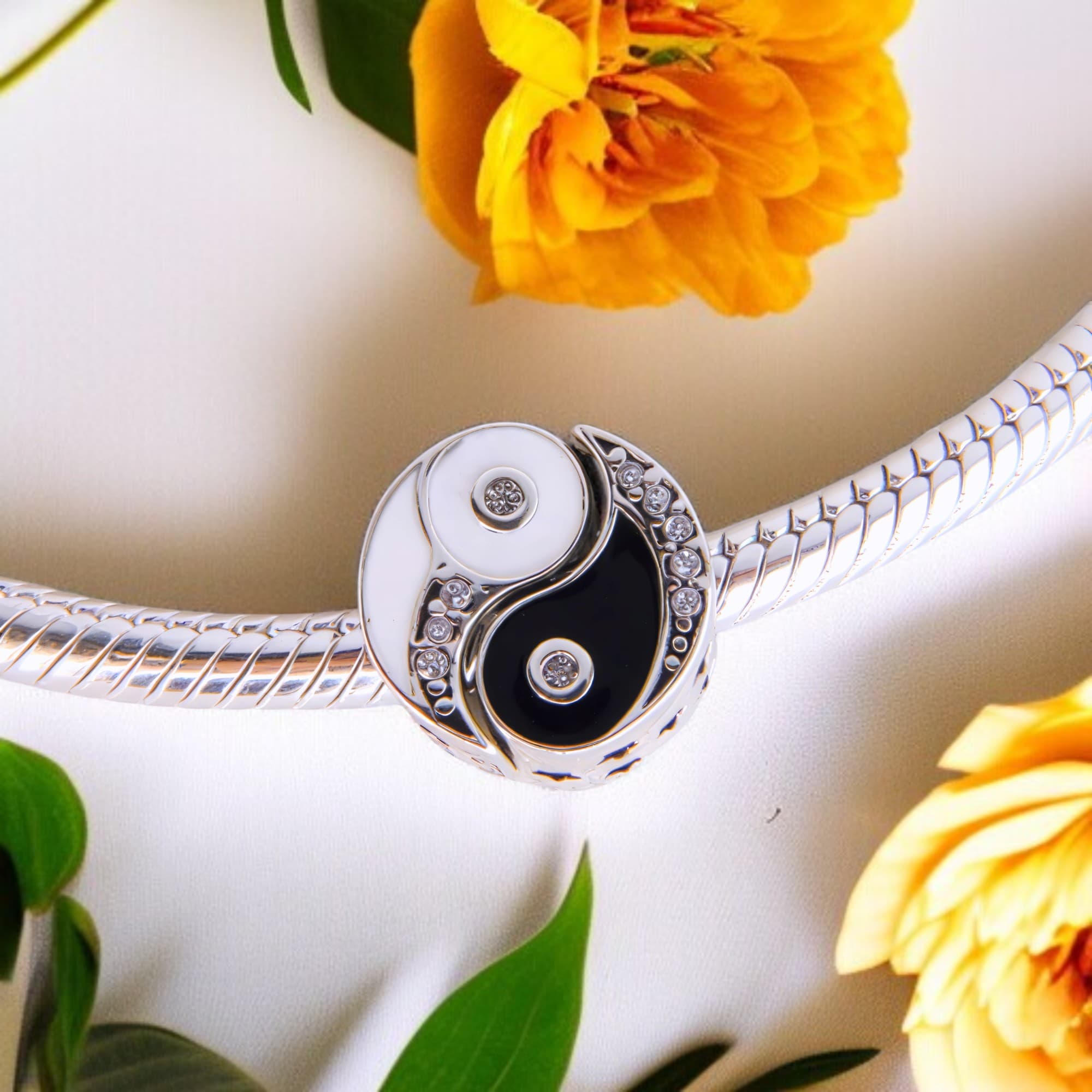 Srebrny charms Yin Yang Taiji-Bagua - 2 rozłączne zawieszki pokryte białym złotem