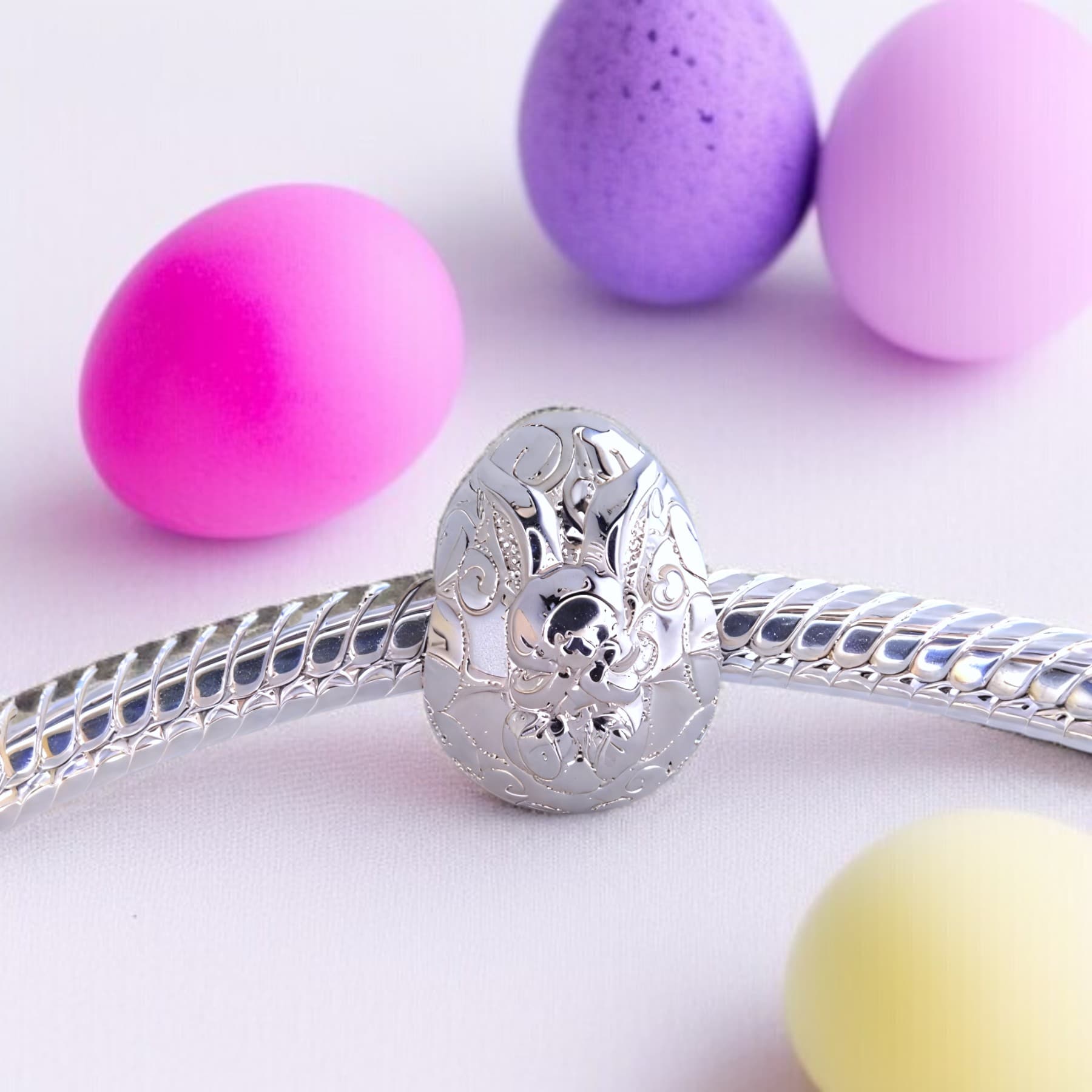 Ekskluzywny Charms Srebrna Pisanka z Królikiem pokryta białym złotem