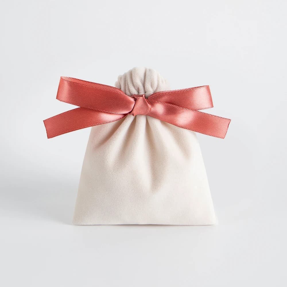 Mały welurowy woreczek z kokardką