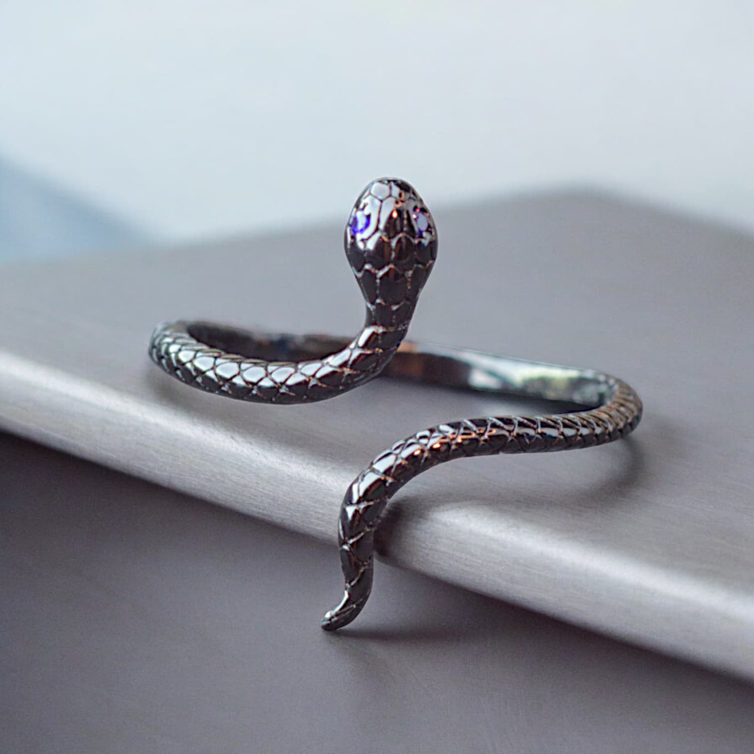 Pierścionek Czarny wąż srebro 925 i czarne złoto