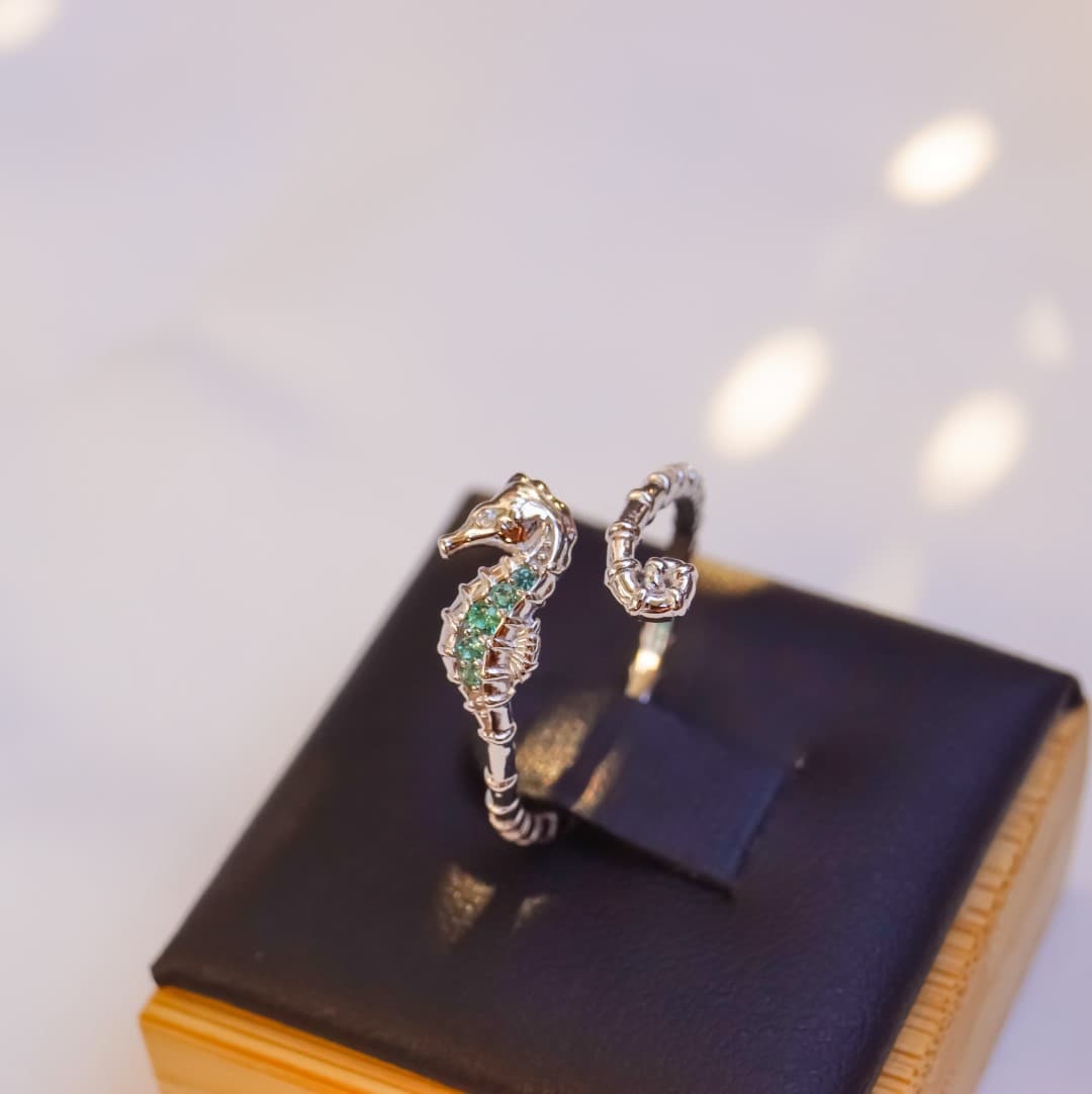 Pierścionek Konik Morski Wakacyjna biżuteria srebro 925 białe złoto