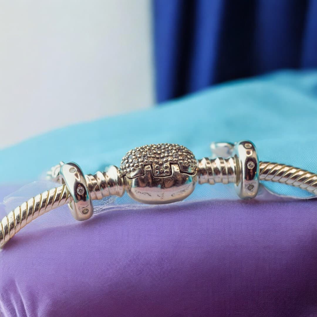 Łańcuszek zabezpieczający do bransoletki Pandora Kotek z muszką srebro 925 złoto