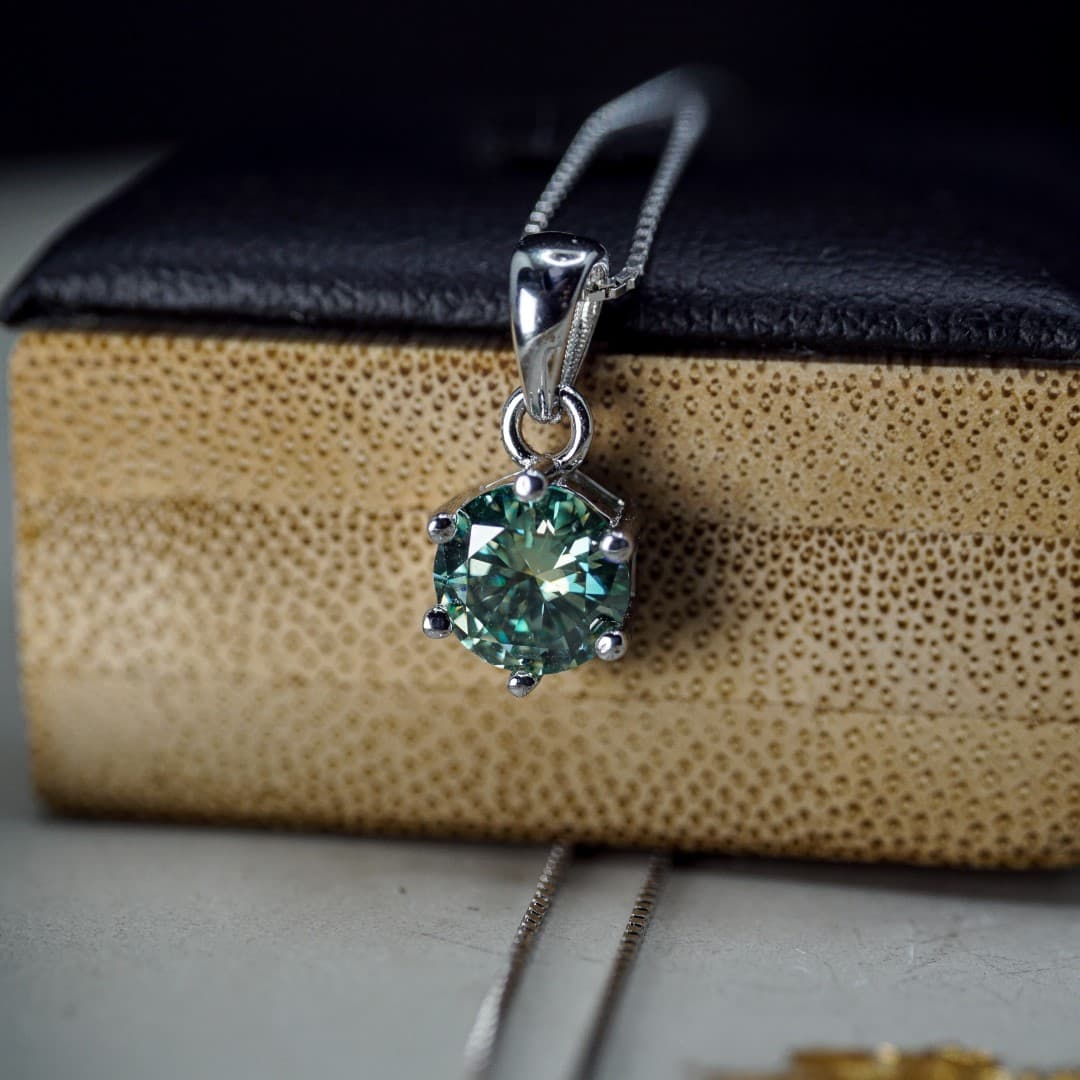 Naszyjnik Moissanite jasno zielony 1 ct 6,5 mm szmaragd