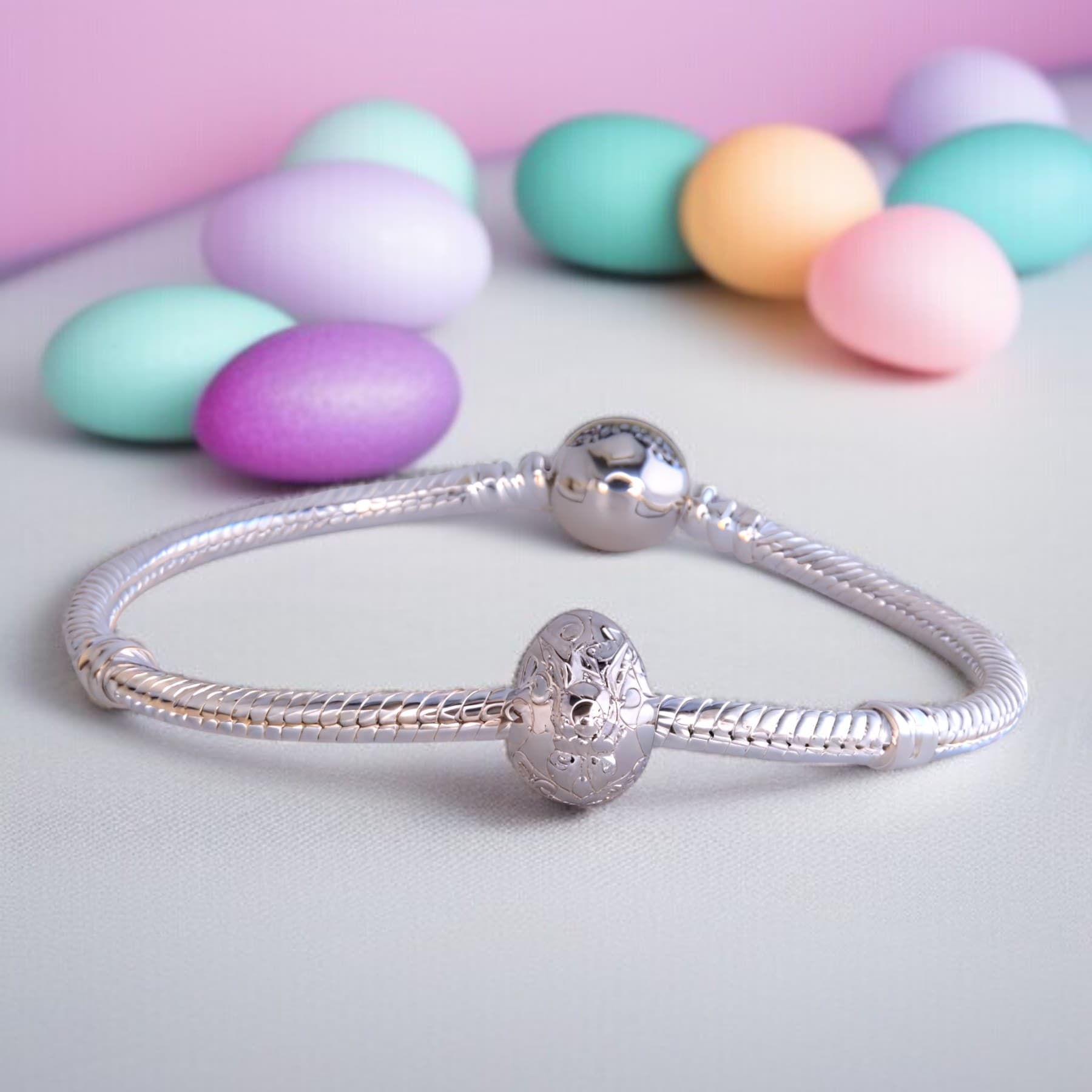 Ekskluzywny Charms Srebrna Pisanka z Królikiem pokryta białym złotem