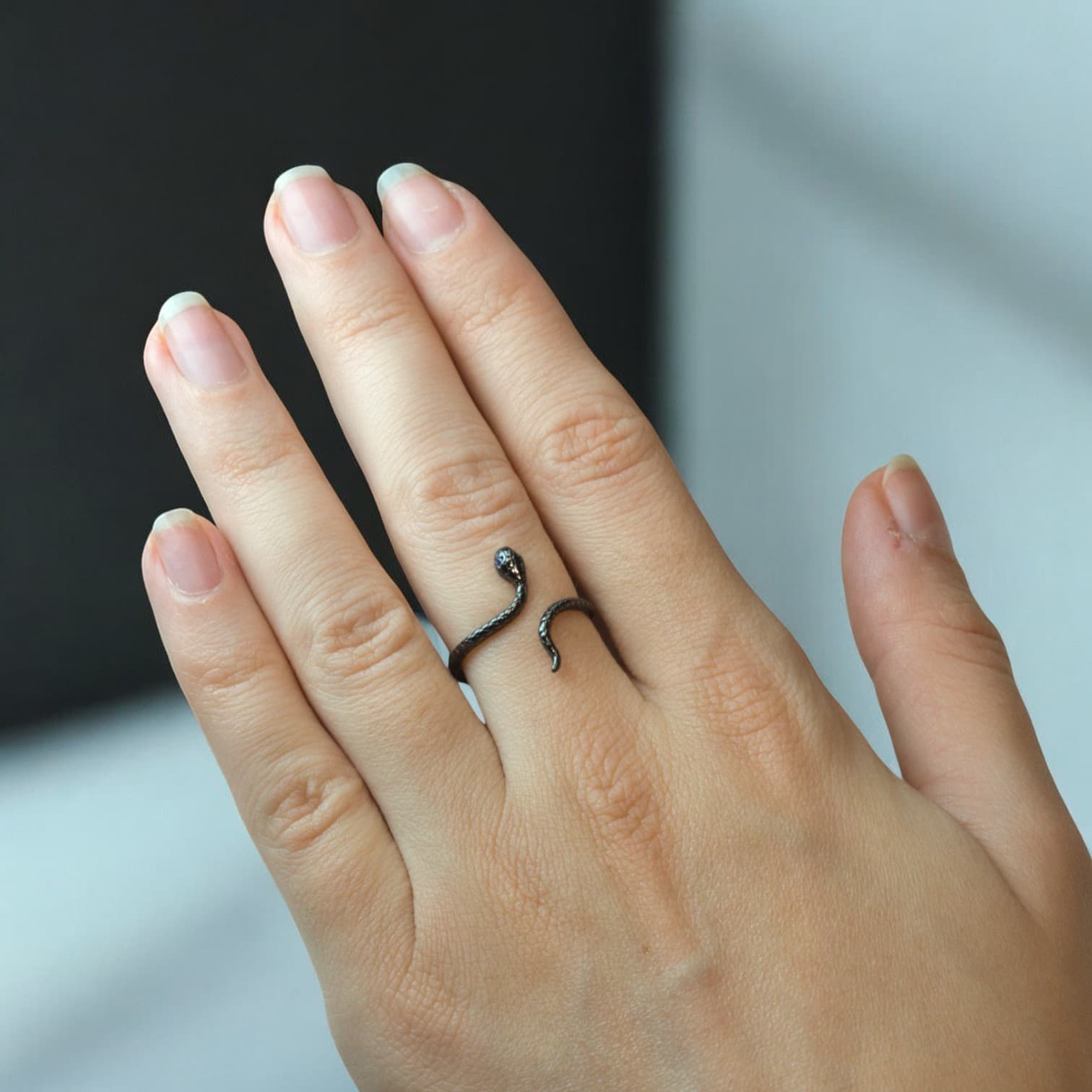 Pierścionek Czarny wąż srebro 925 i czarne złoto